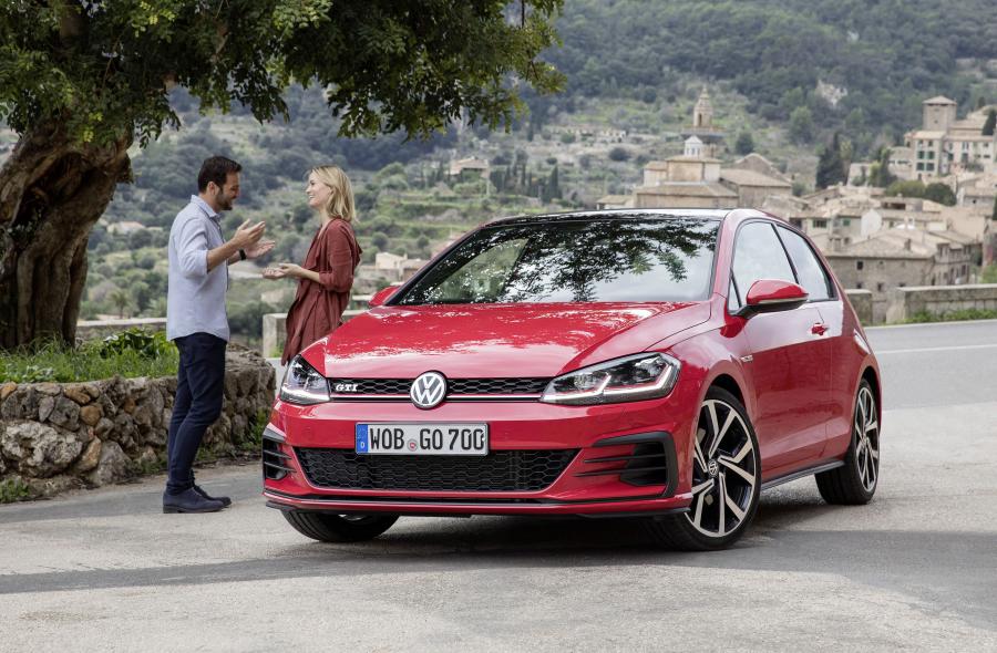  Volkswagen Golf GTI 3-Door 2017 года  (UK) (фото 30 из 33)